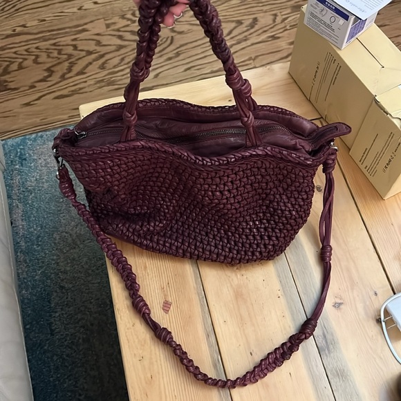 Perfect color of burgundy leather bag. Made in India - Picture 5 of 7